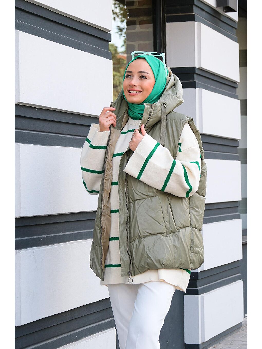 Deri Görünümlü Kapüşonlu Şişme Yelek Mint Yeşil