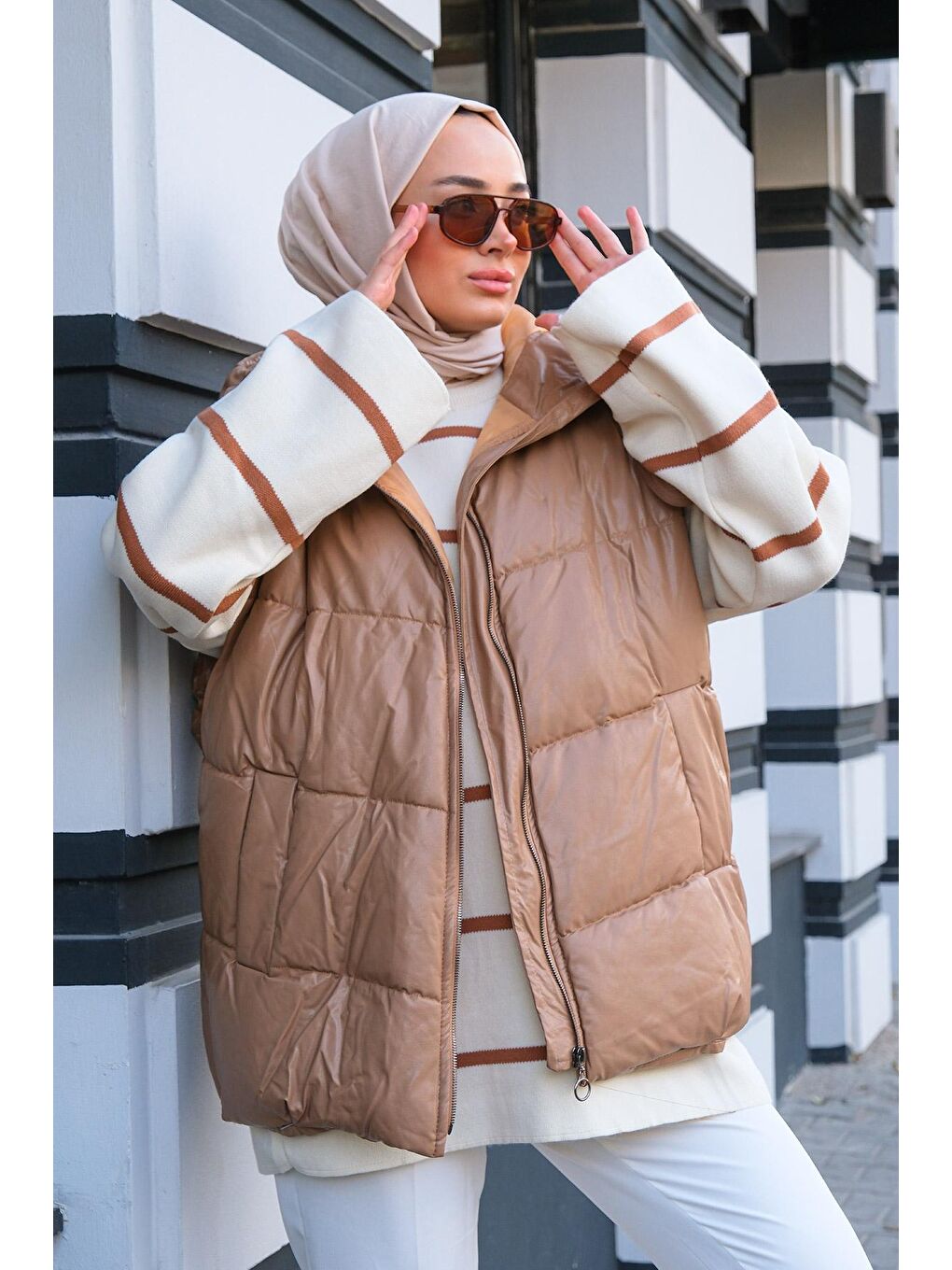 Bej Deri Görünümlü Kapüşonlu Şişme Yelek Vizon-1