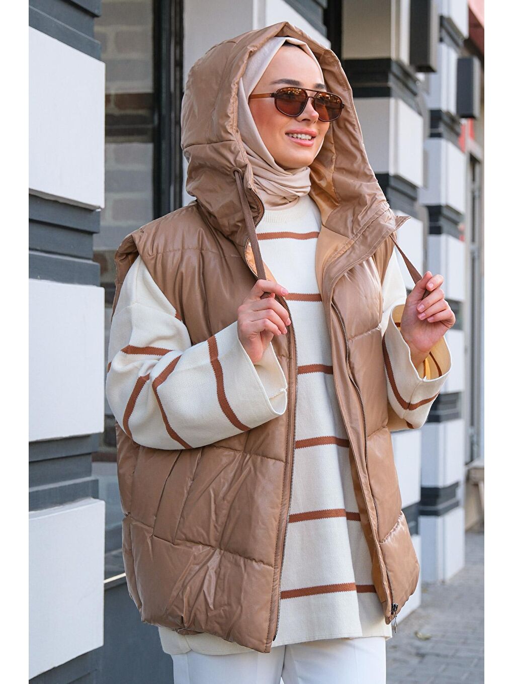 Bej Deri Görünümlü Kapüşonlu Şişme Yelek Vizon-2