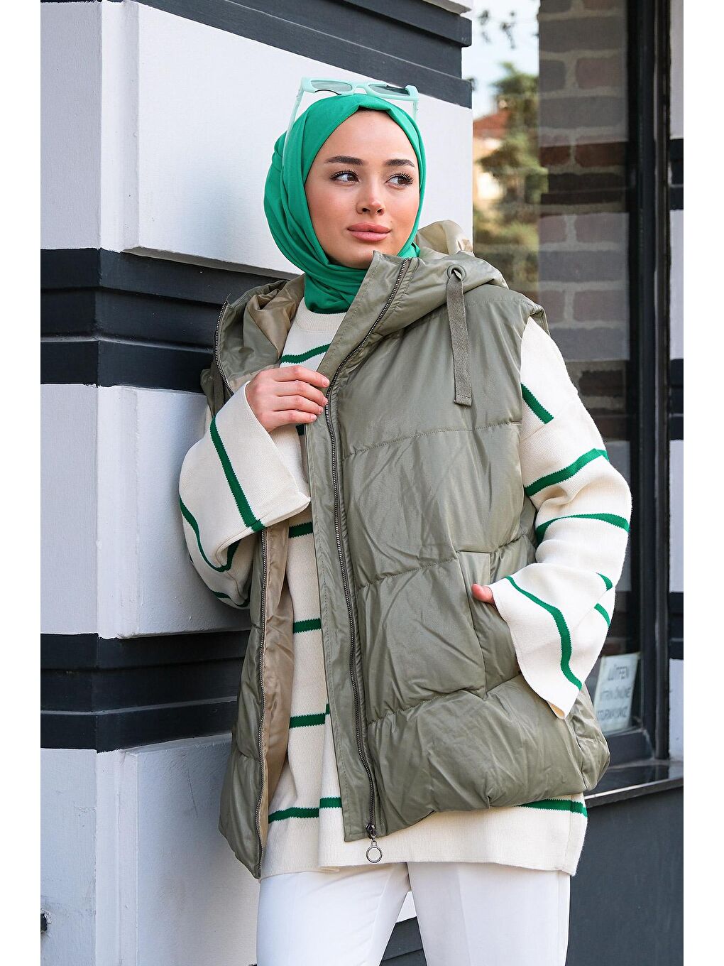 Deri Görünümlü Kapüşonlu Şişme Yelek Mint Yeşil-1