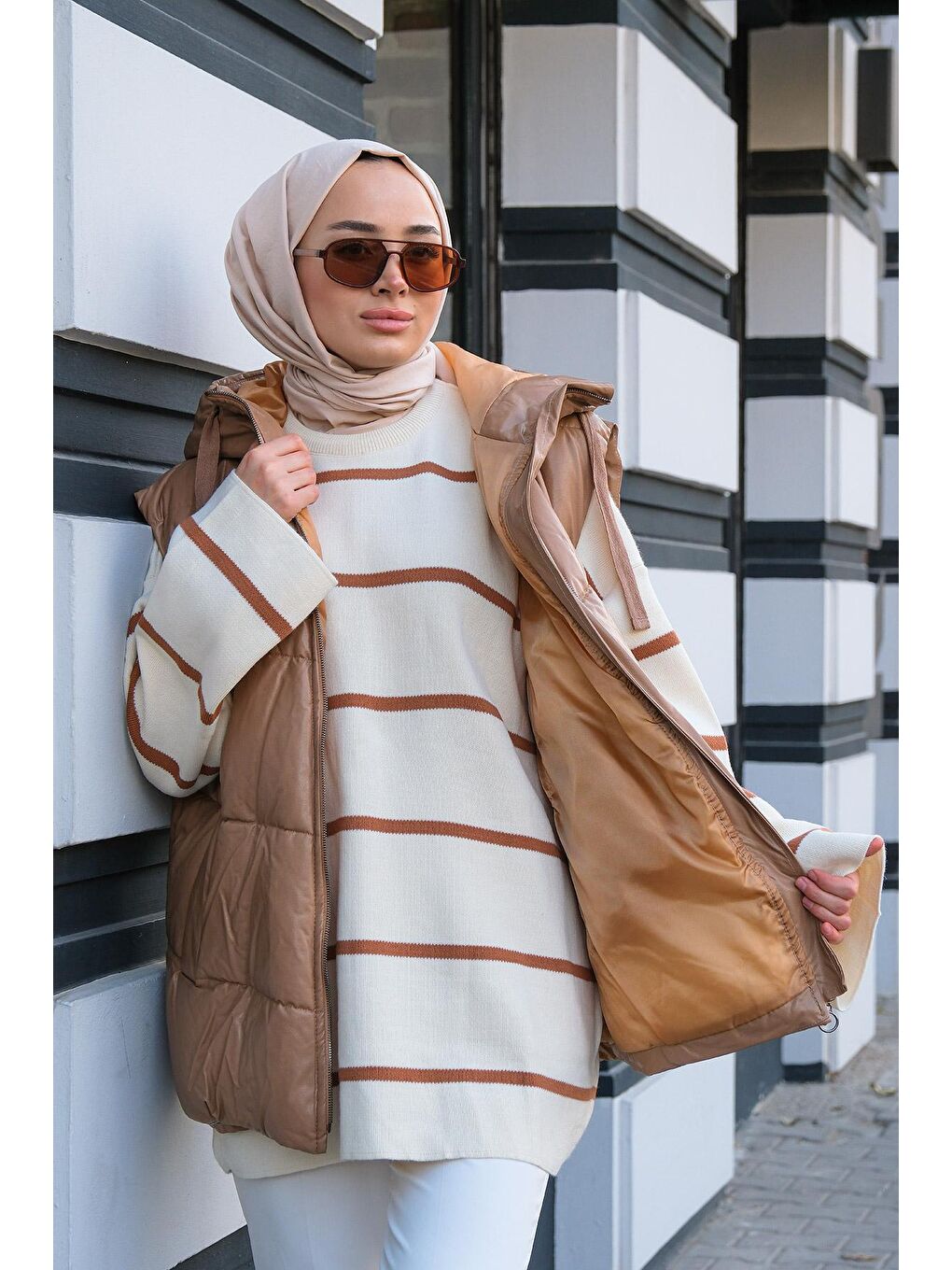 Bej Deri Görünümlü Kapüşonlu Şişme Yelek Vizon-3