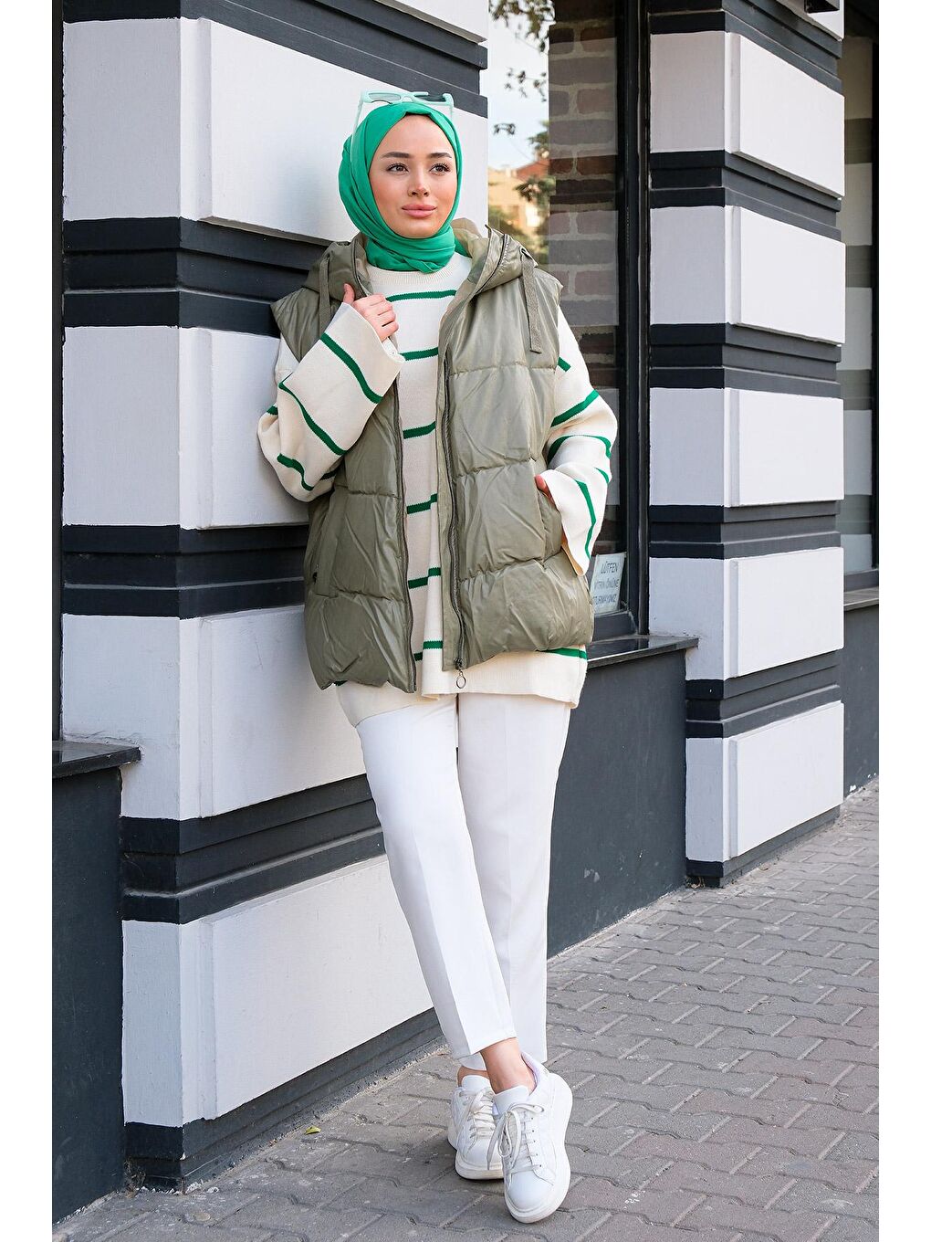 Deri Görünümlü Kapüşonlu Şişme Yelek Mint Yeşil-2