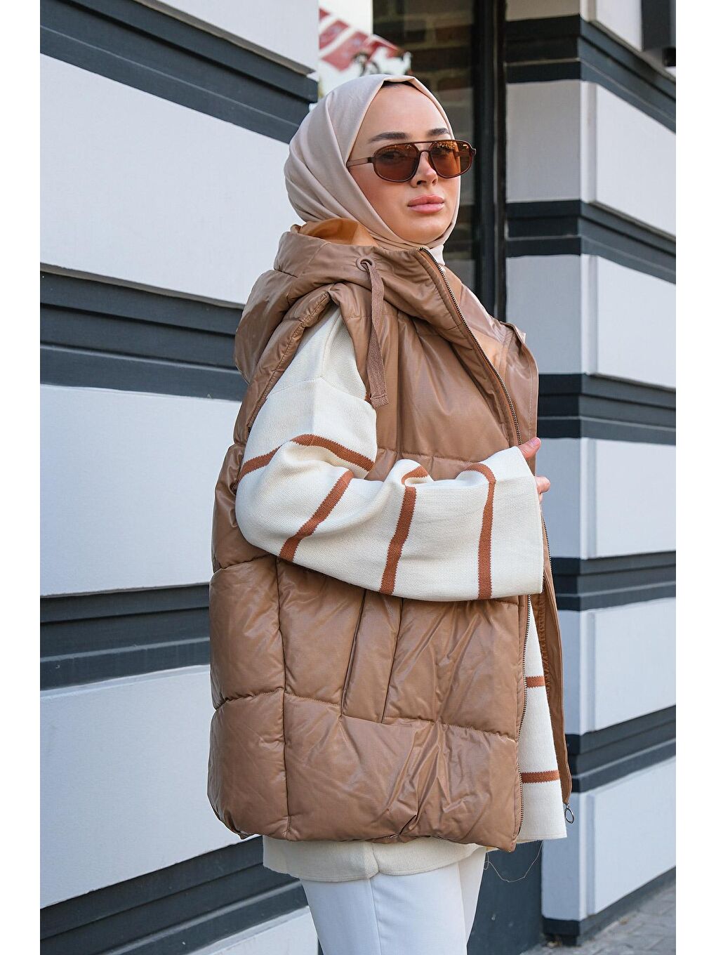 Bej Deri Görünümlü Kapüşonlu Şişme Yelek Vizon-4