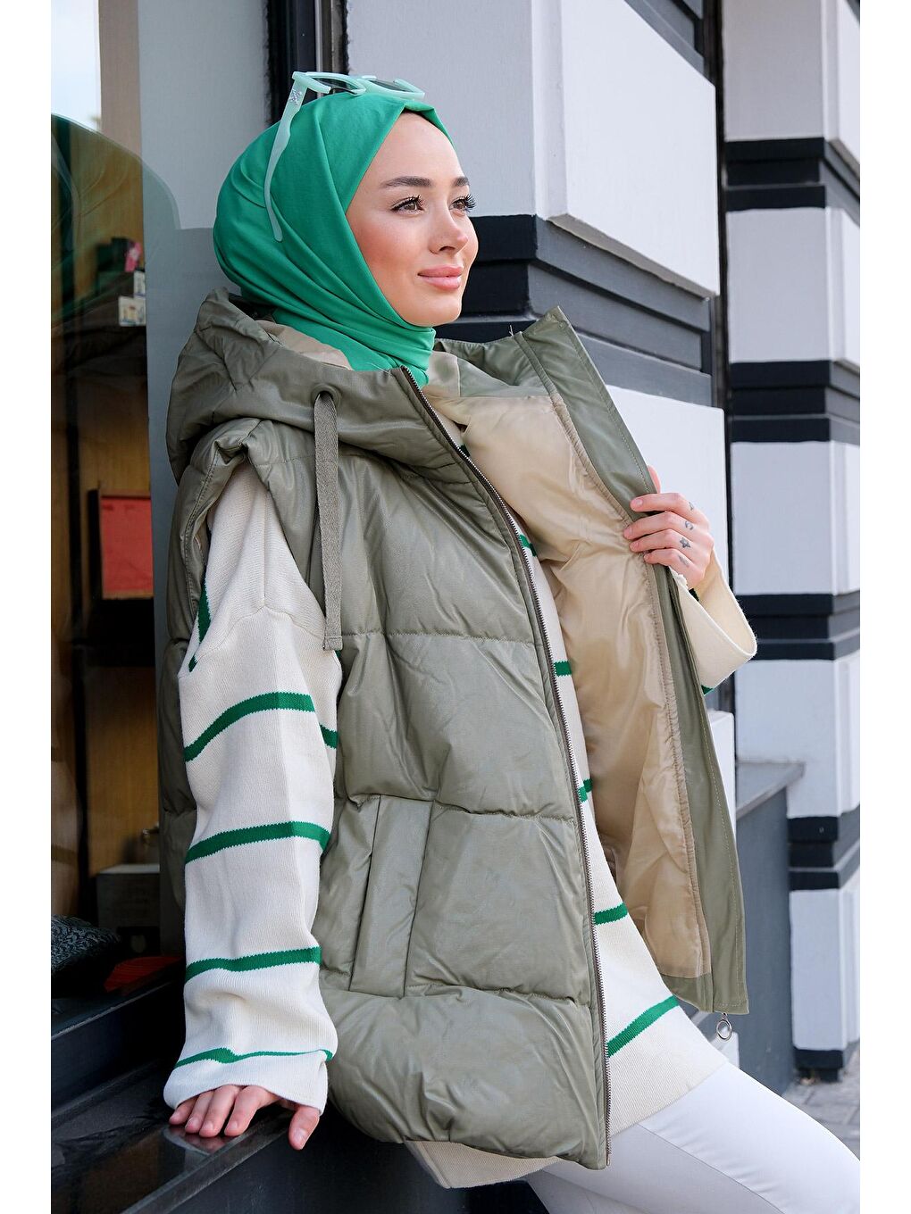 Deri Görünümlü Kapüşonlu Şişme Yelek Mint Yeşil-3