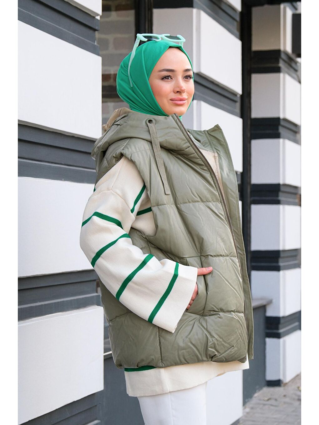 Deri Görünümlü Kapüşonlu Şişme Yelek Mint Yeşil-4