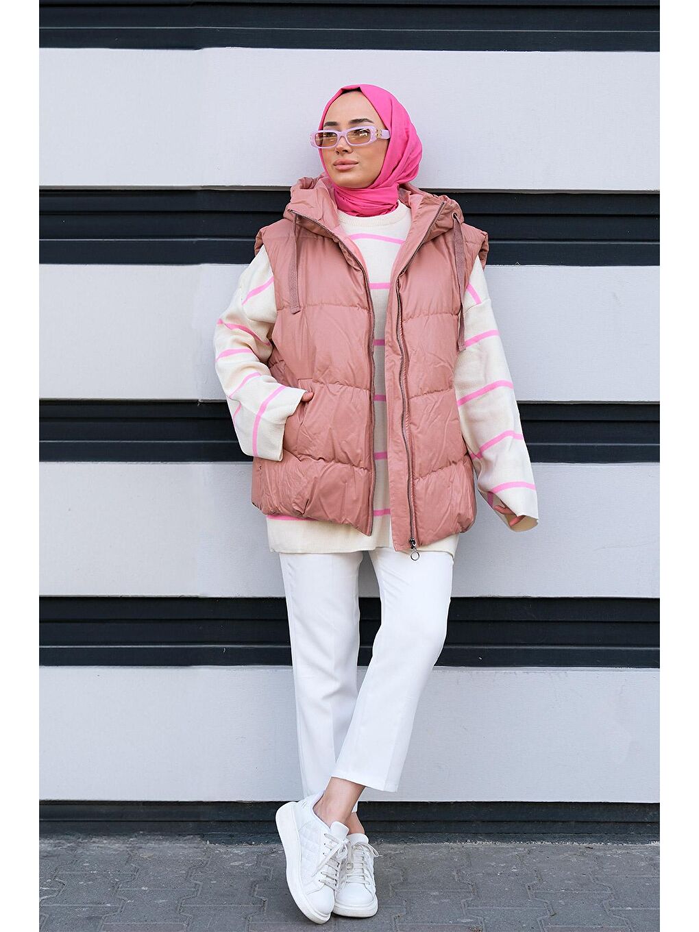 Pembe Deri Görünümlü Kapüşonlu Şişme Yelek Pudra