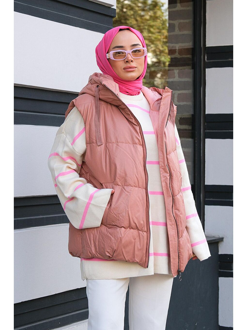 Pembe Deri Görünümlü Kapüşonlu Şişme Yelek Pudra-1