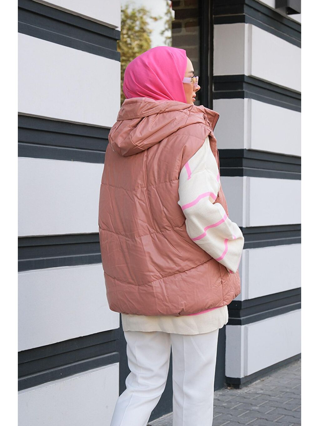 Pembe Deri Görünümlü Kapüşonlu Şişme Yelek Pudra-3