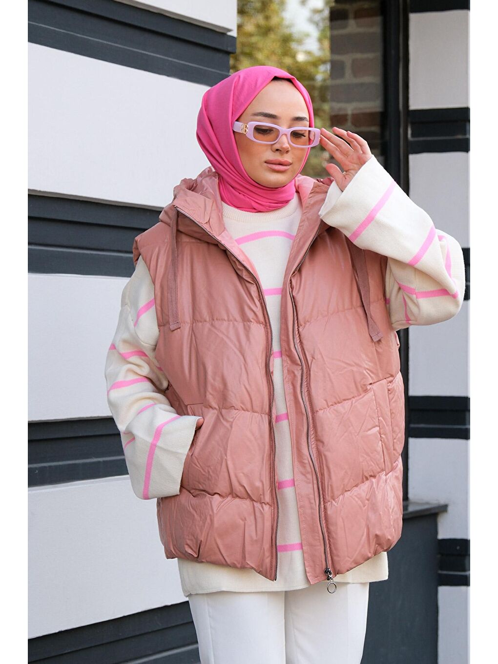 Pembe Deri Görünümlü Kapüşonlu Şişme Yelek Pudra-4