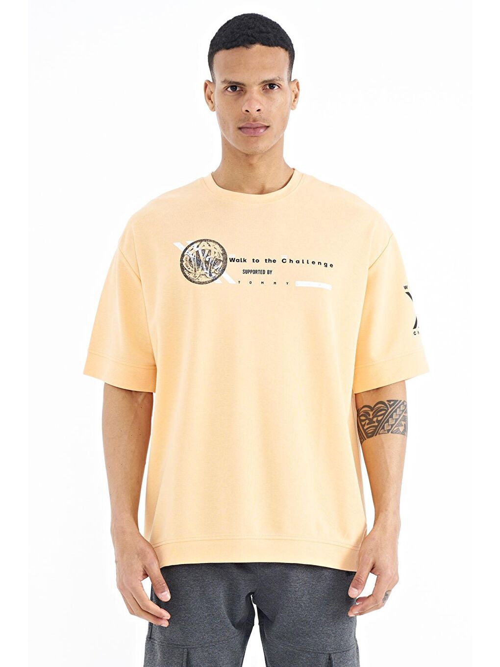 Turuncu Kavun Içi Ön ve  Kol Baskı Detaylı O Yaka Oversize Erkek Tişört - 88180