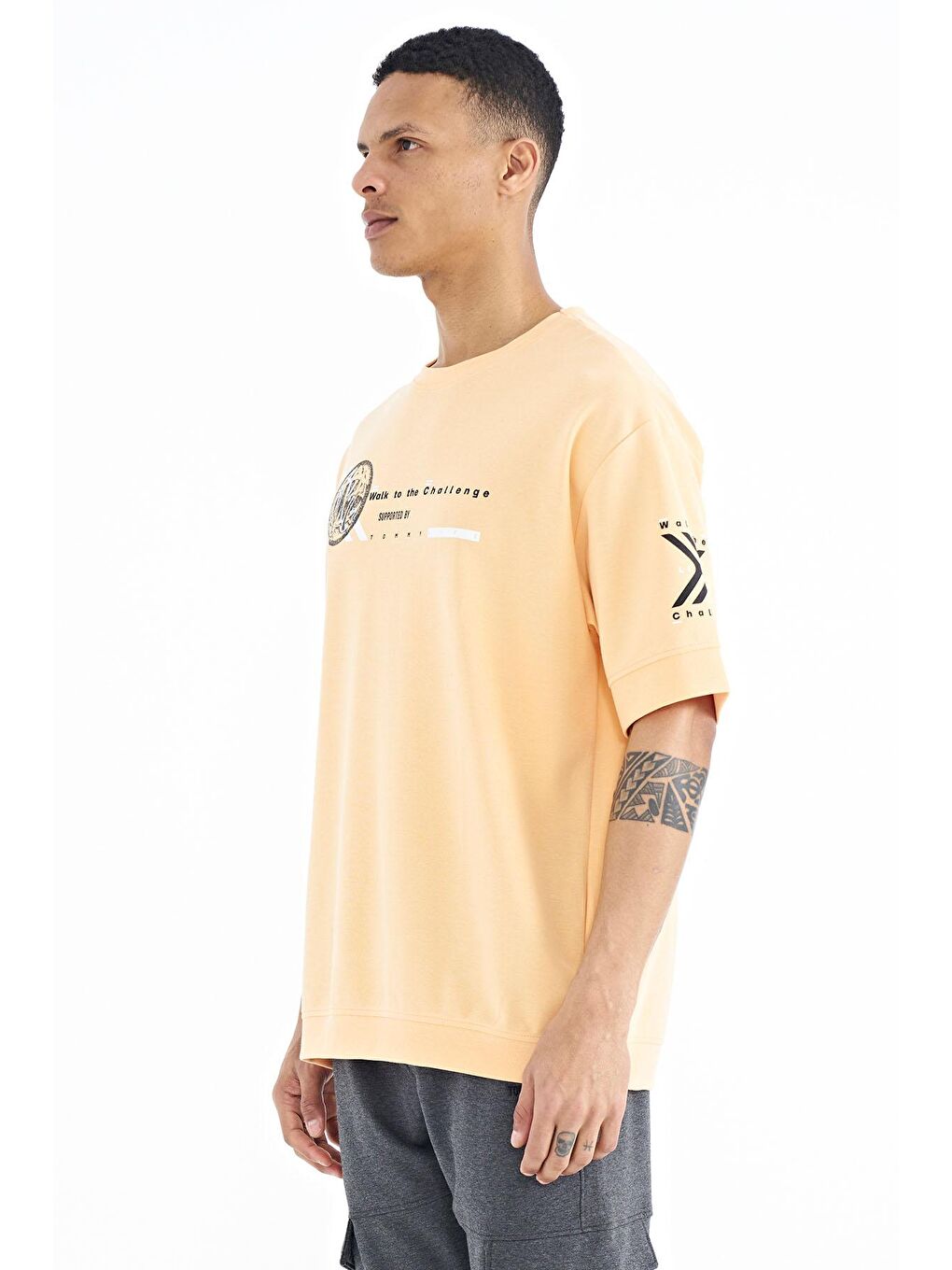 Turuncu Kavun Içi Ön ve  Kol Baskı Detaylı O Yaka Oversize Erkek Tişört - 88180-4