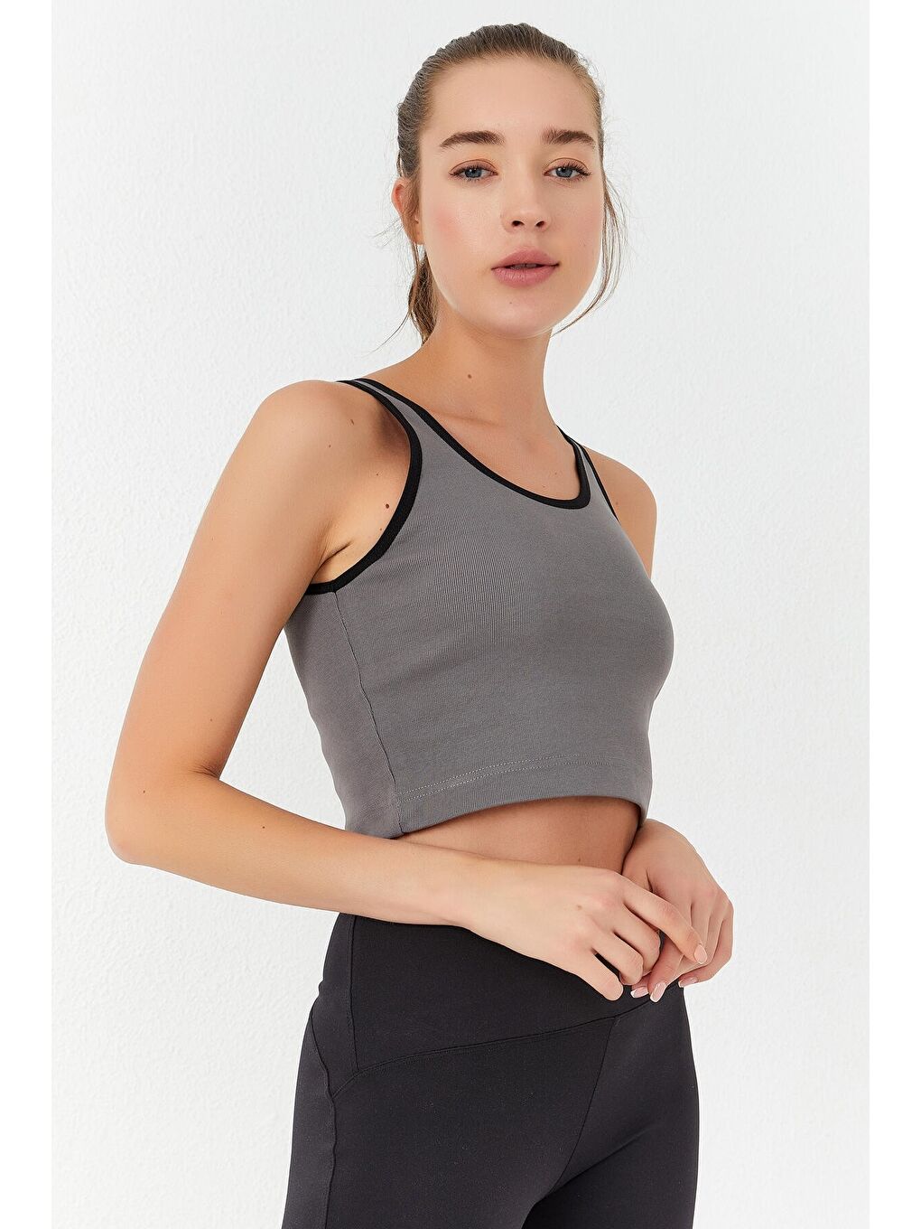 Gri Basic Sıfır Kol Dar Kalıp U Yaka Kadın Crop Top Atlet - 97162-1