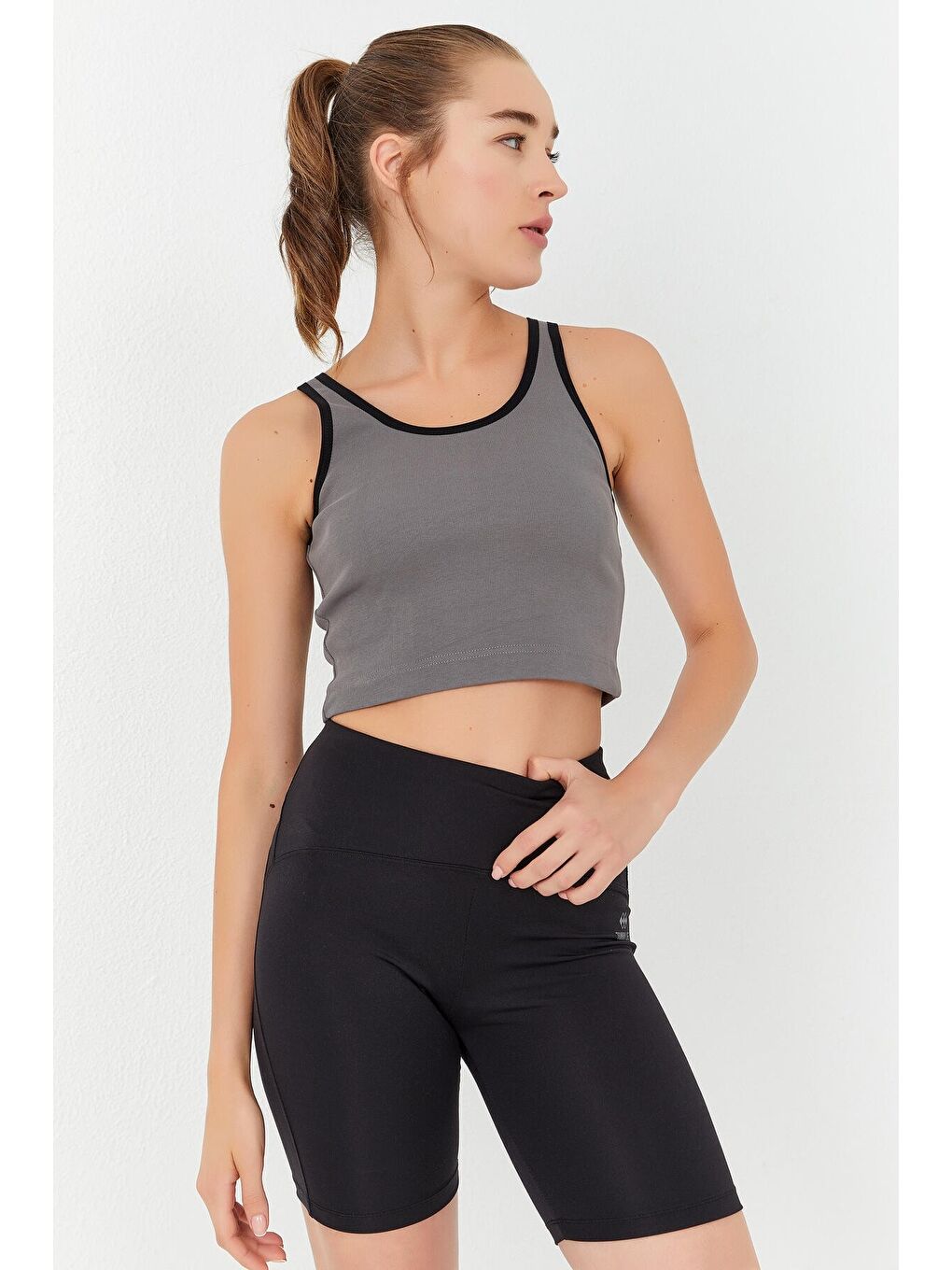 Gri Basic Sıfır Kol Dar Kalıp U Yaka Kadın Crop Top Atlet - 97162-4