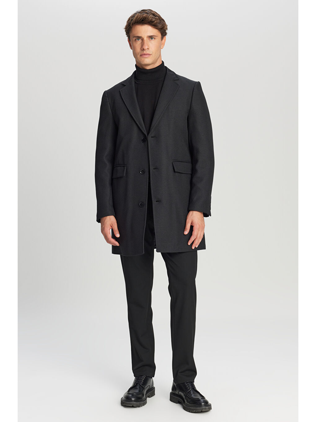 Erkek Siyah Standart Fit Normal Kesim Mono Yaka Armürlü Kapak Cepli Palto-1