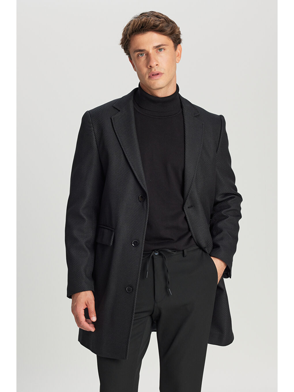 Erkek Siyah Standart Fit Normal Kesim Mono Yaka Armürlü Kapak Cepli Palto-2