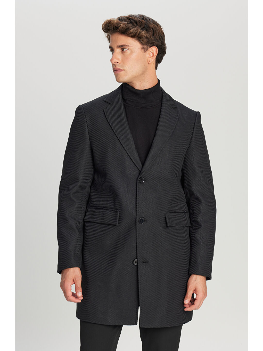 Erkek Siyah Standart Fit Normal Kesim Mono Yaka Armürlü Kapak Cepli Palto-3
