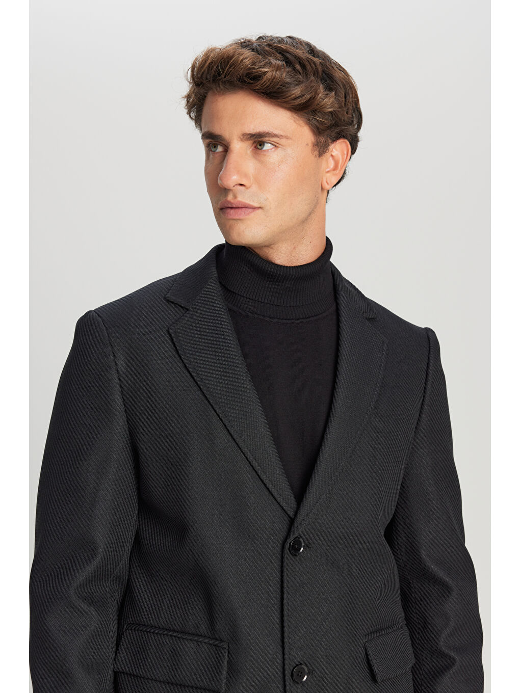 Erkek Siyah Standart Fit Normal Kesim Mono Yaka Armürlü Kapak Cepli Palto-4