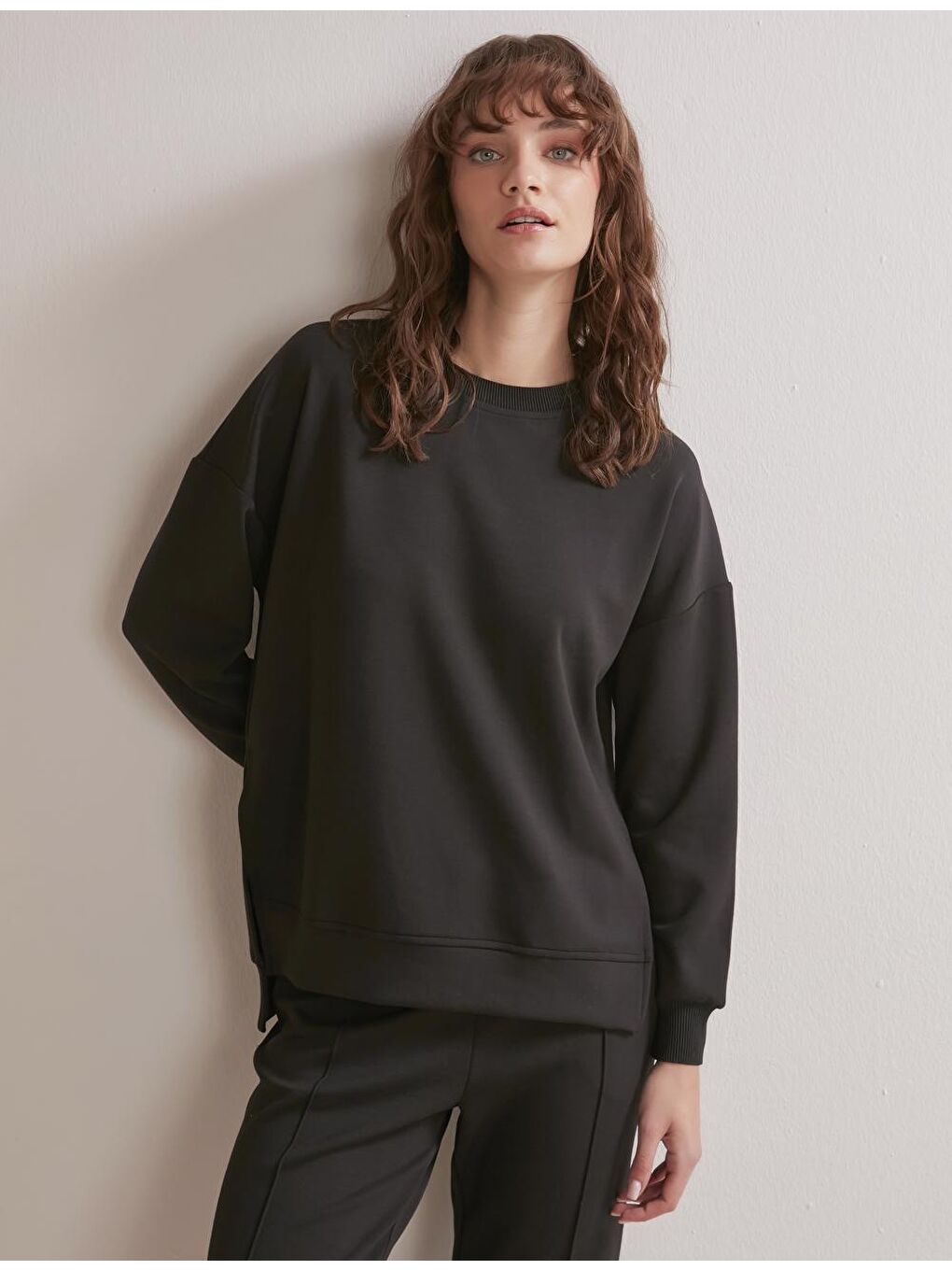 Siyah Bol Kesim Uzun Kollu Bisiklet Yaka Sweatshirt