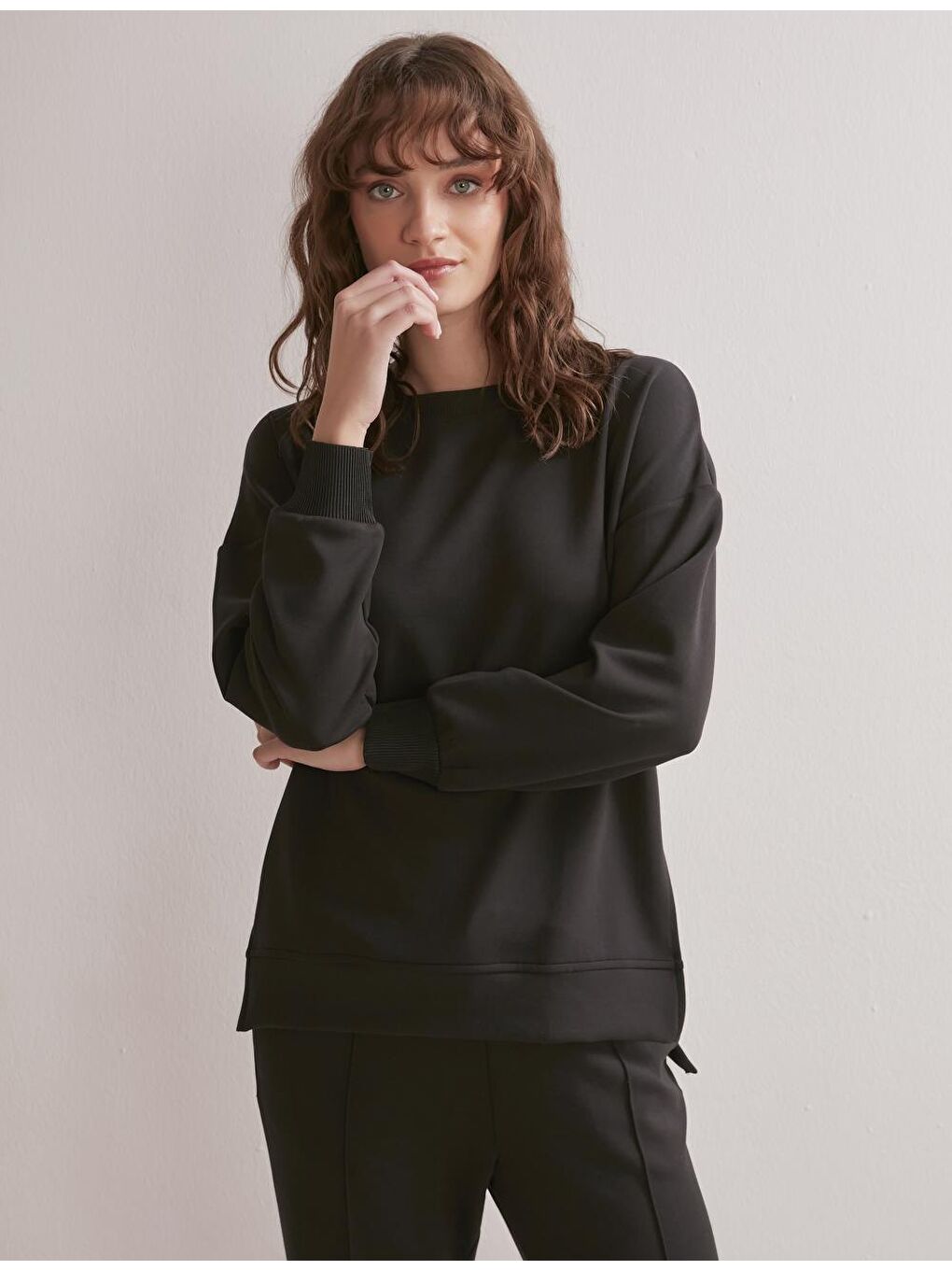 Siyah Bol Kesim Uzun Kollu Bisiklet Yaka Sweatshirt-1