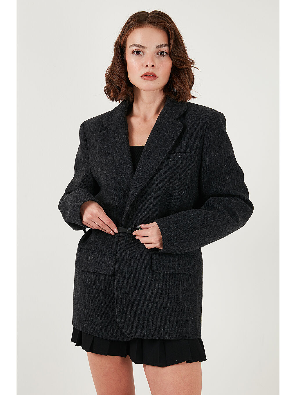 Siyah Çizgili Yün Karışımlı Oversize Fit Kruvaze Yaka Kemerli Ceket 6839634-2