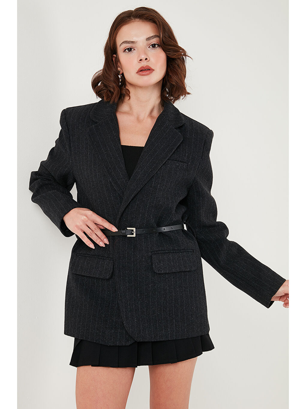 Siyah Çizgili Yün Karışımlı Oversize Fit Kruvaze Yaka Kemerli Ceket 6839634-3