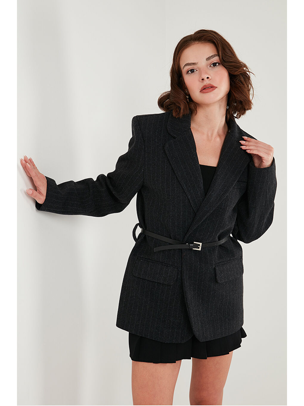 Siyah Çizgili Yün Karışımlı Oversize Fit Kruvaze Yaka Kemerli Ceket 6839634-4