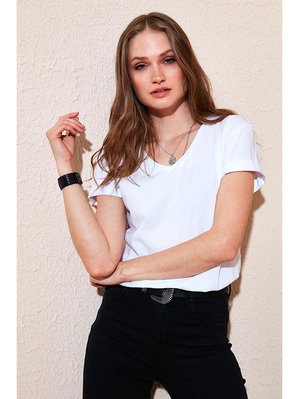 Beyaz V Yaka Yırtmaç Detaylı % 100 Pamuk T Shirt 5411062