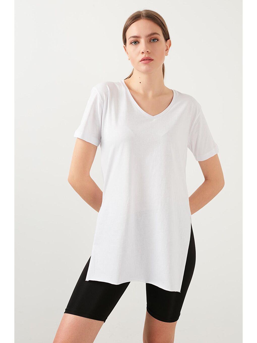 Beyaz V Yaka Yırtmaç Detaylı % 100 Pamuk T Shirt 5411062-2