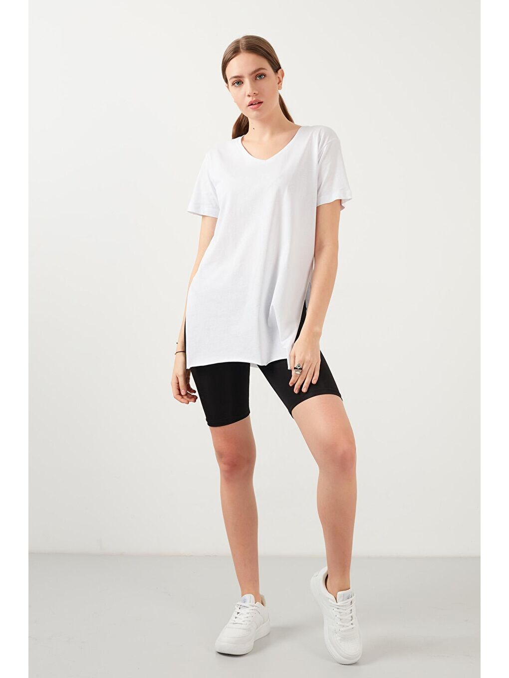 Beyaz V Yaka Yırtmaç Detaylı % 100 Pamuk T Shirt 5411062-3