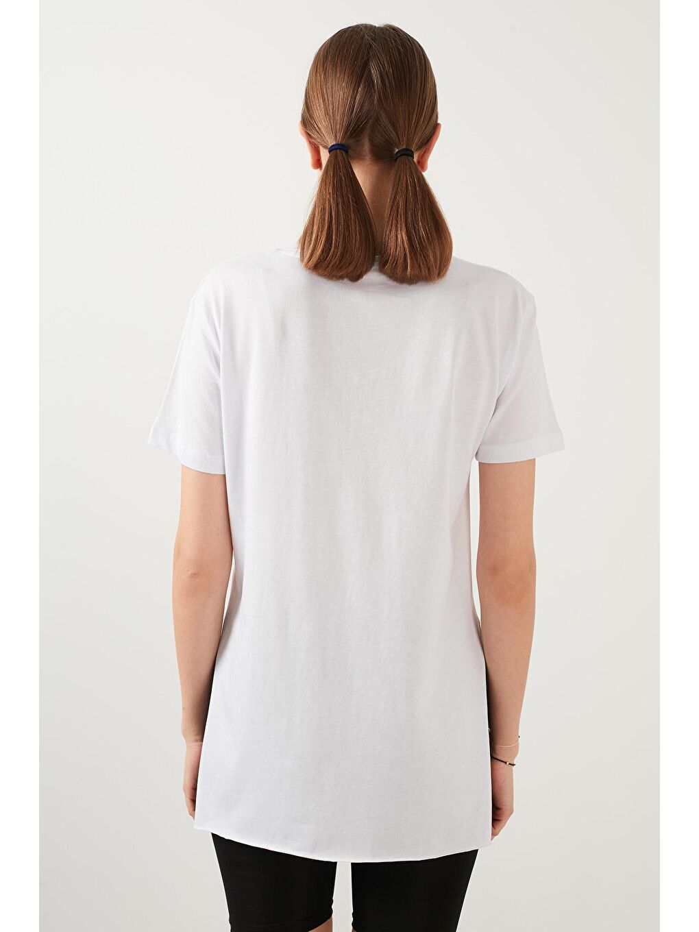 Beyaz V Yaka Yırtmaç Detaylı % 100 Pamuk T Shirt 5411062-4