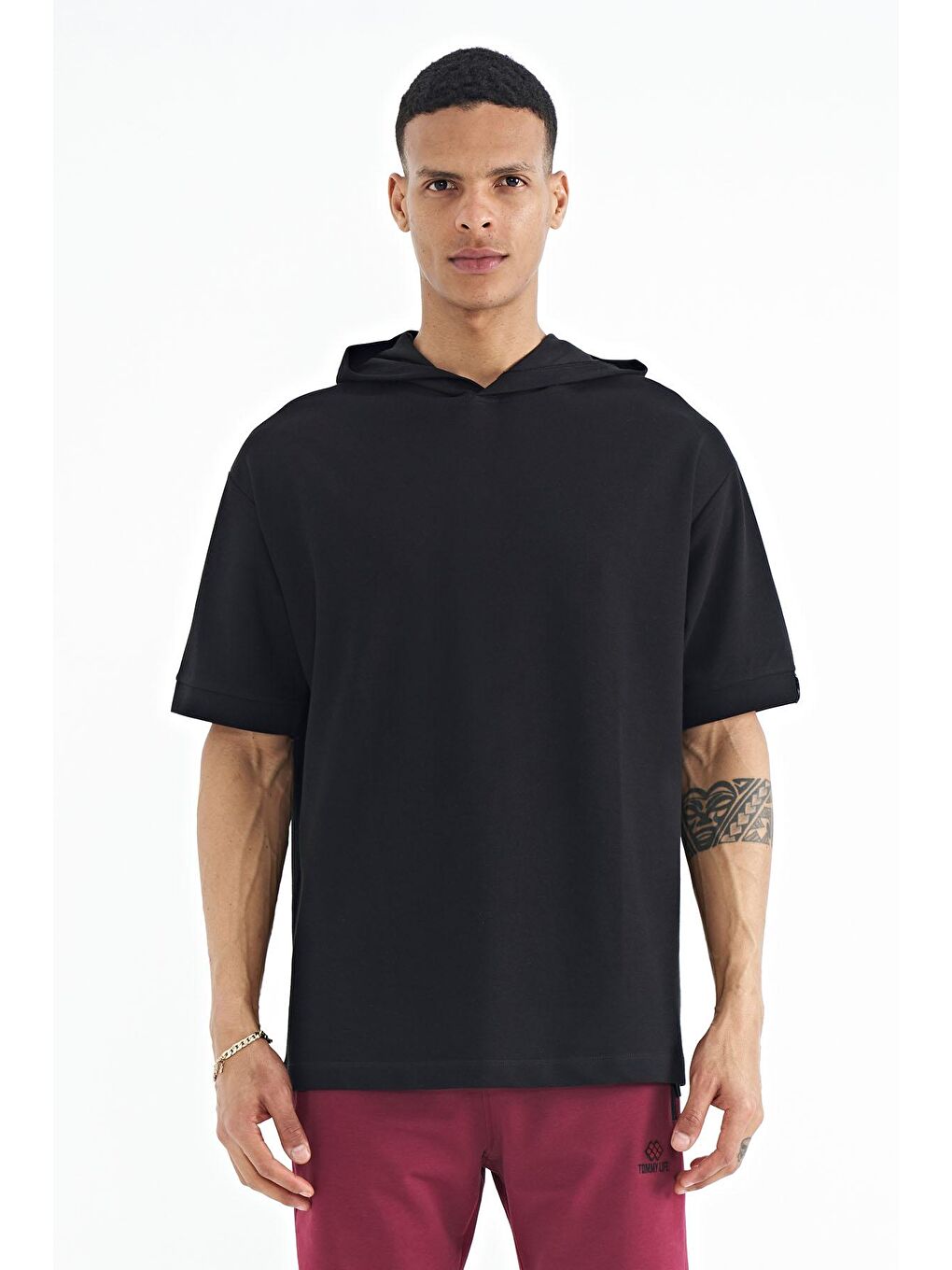 TOMMYLIFE Siyah Kapüşonlu Kol Etiket Detaylı Oversize Erkek T-shirt - 88179