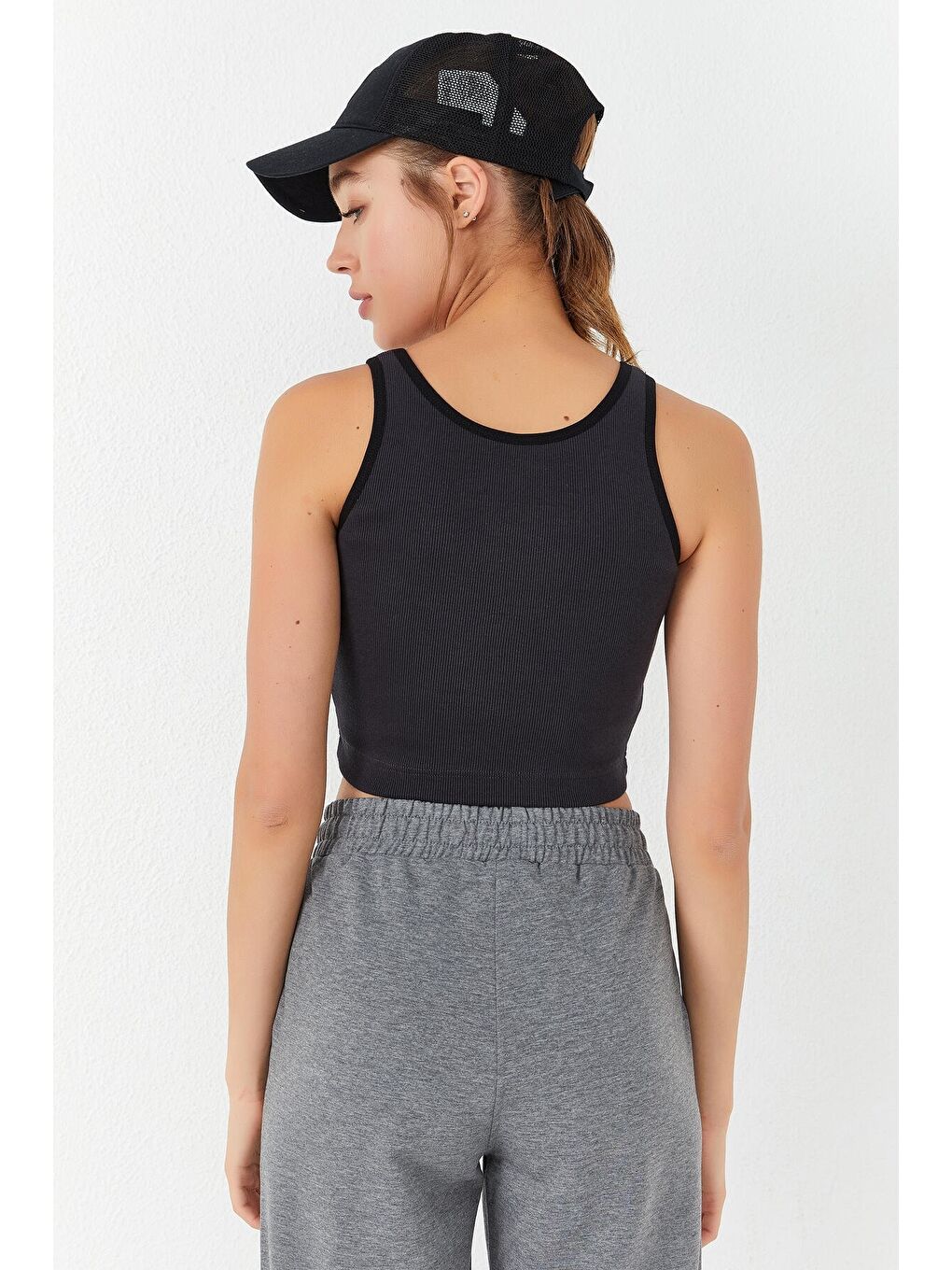 Gri Füme Basic Sıfır Kol Dar Kalıp U Yaka Kadın Crop Top Atlet - 97160-4