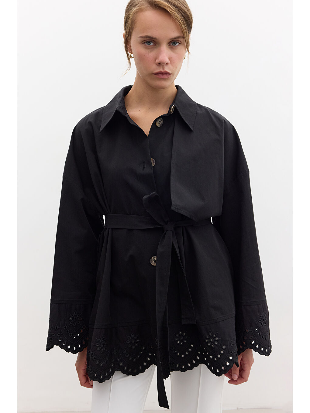 Nakış Detaylı Tasarım Trençkot Siyah