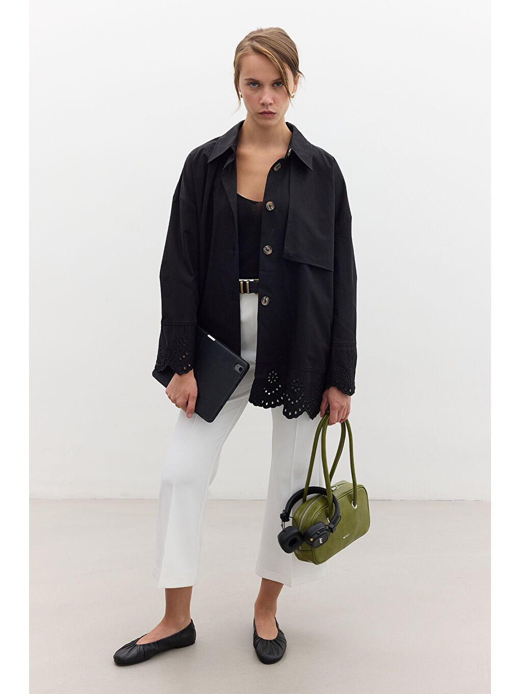 Nakış Detaylı Tasarım Trençkot Siyah-1