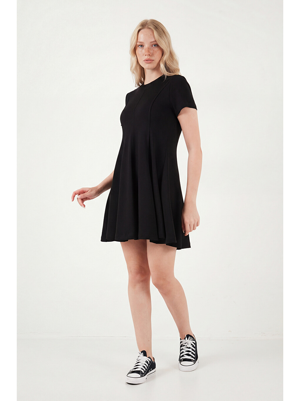 Siyah Regular Fit Bisiklet Yaka Pileli Kadın Mini Elbise 5866342-1