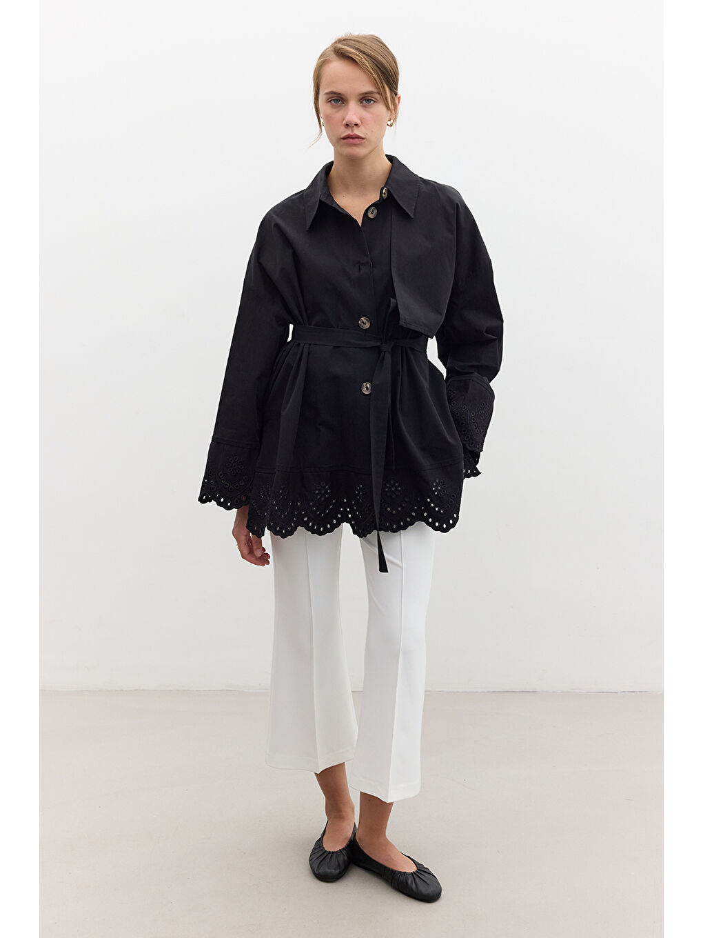 Nakış Detaylı Tasarım Trençkot Siyah-3