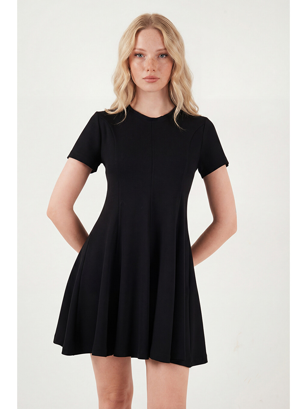 Siyah Regular Fit Bisiklet Yaka Pileli Kadın Mini Elbise 5866342-3