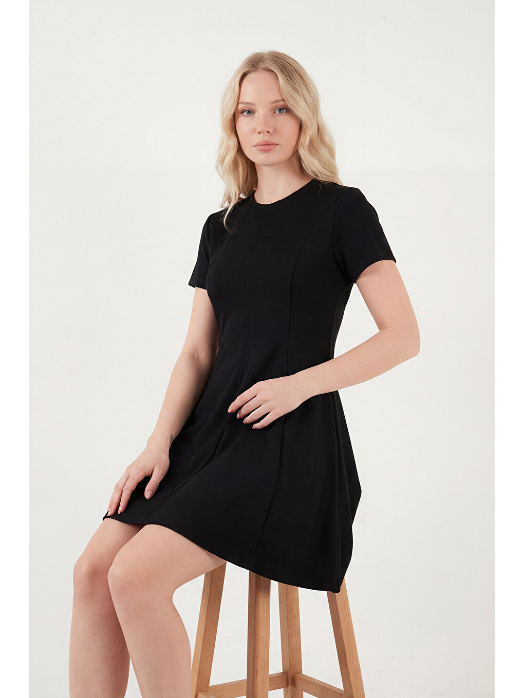 Siyah Regular Fit Bisiklet Yaka Pileli Kadın Mini Elbise 5866342-4