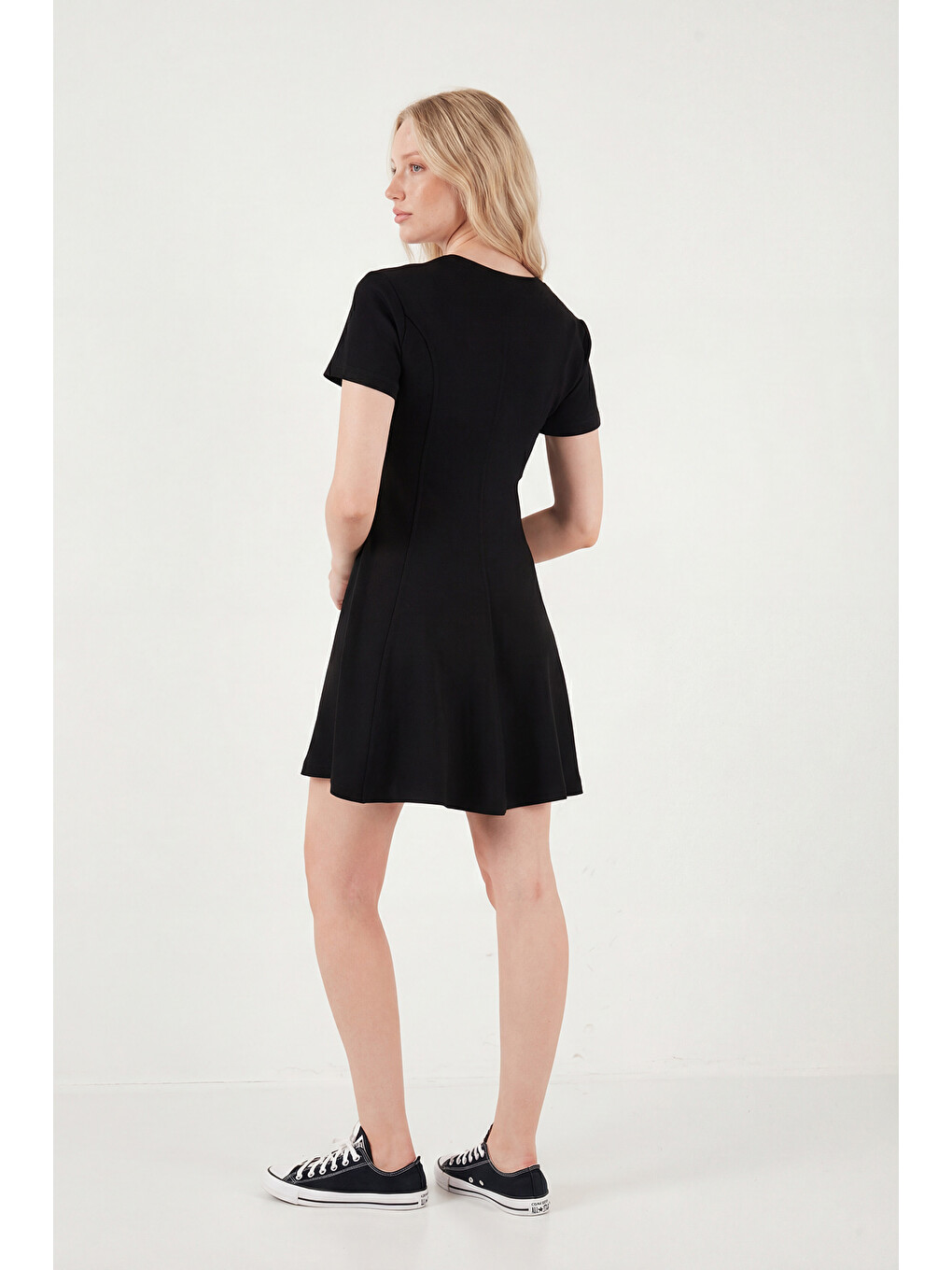 Siyah Regular Fit Bisiklet Yaka Pileli Kadın Mini Elbise 5866342-5