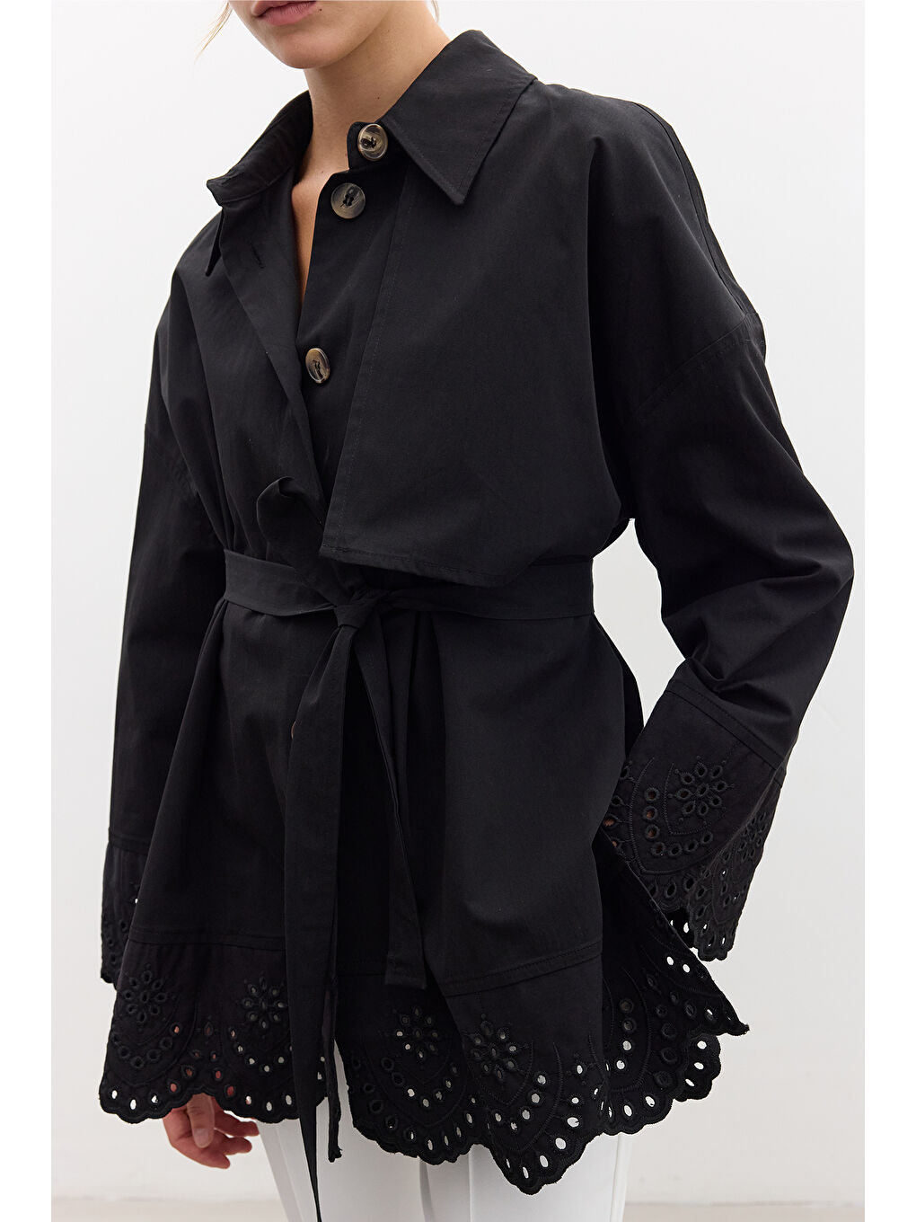 Nakış Detaylı Tasarım Trençkot Siyah-5