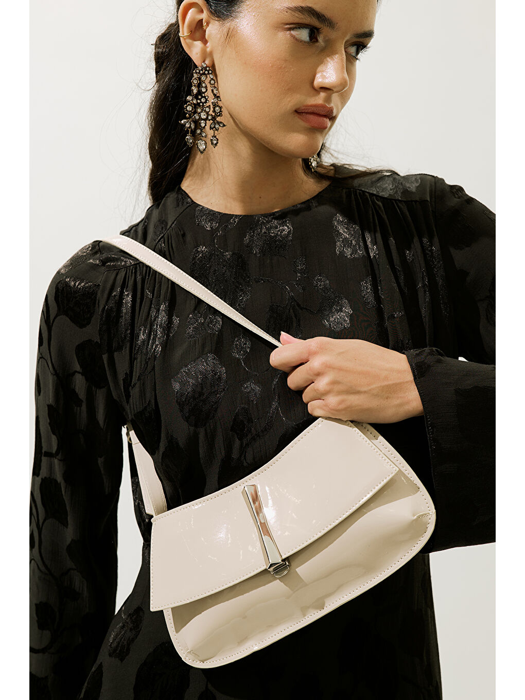 Ekru Tokalı Rugan Çanta Krem-1