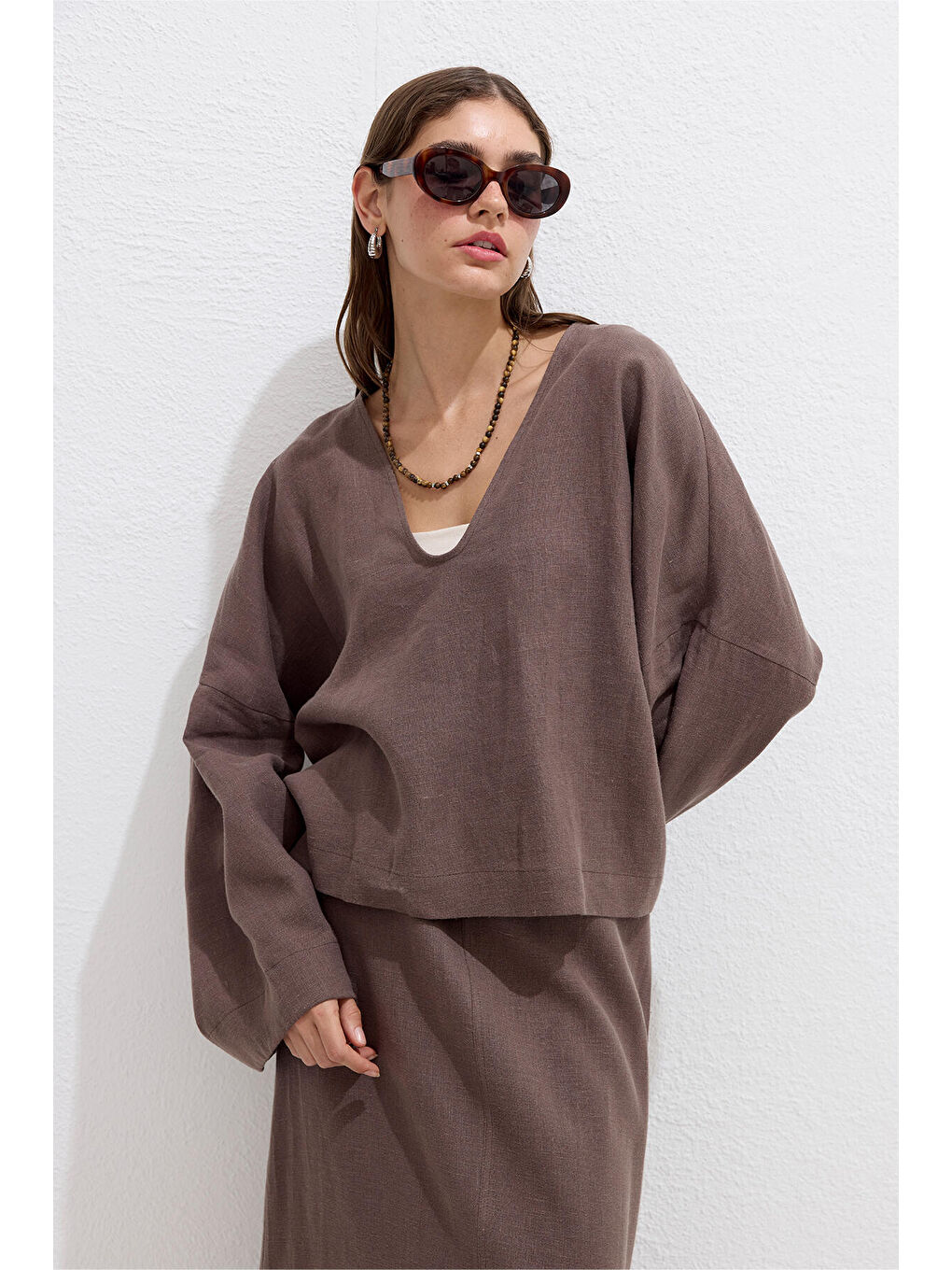 Kahverengi Premıum V Yaka Keten Bluz Tozlu Kahve
