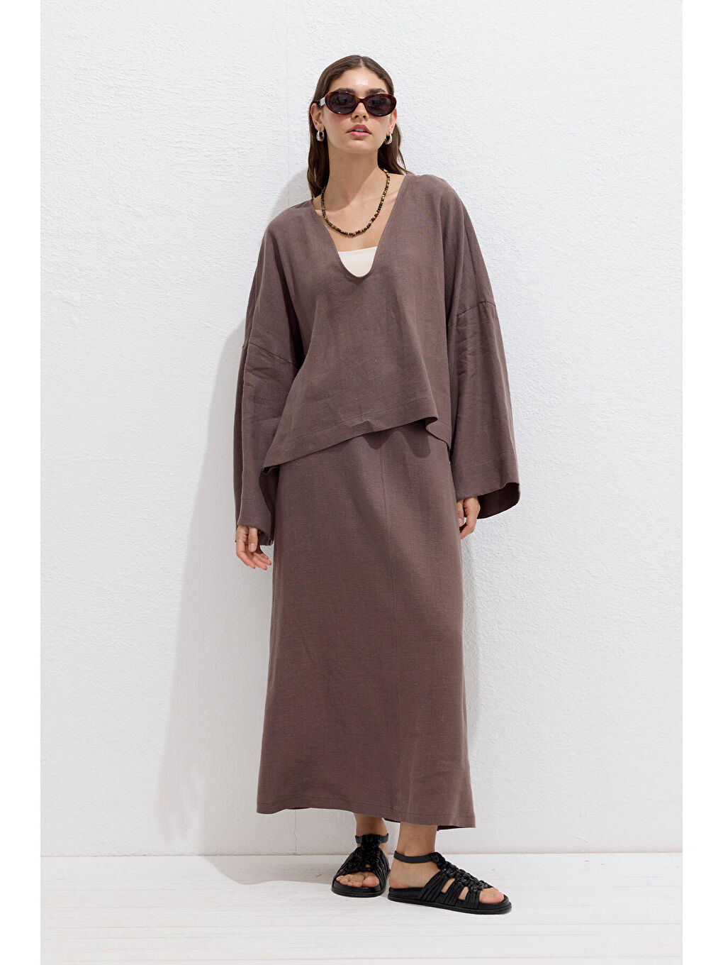 Kahverengi Premıum V Yaka Keten Bluz Tozlu Kahve-2