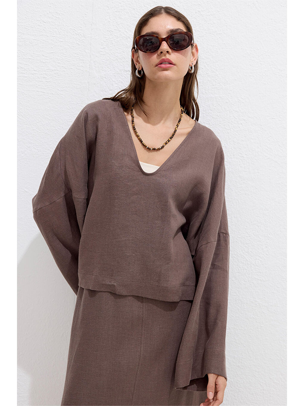 Kahverengi Premıum V Yaka Keten Bluz Tozlu Kahve-6