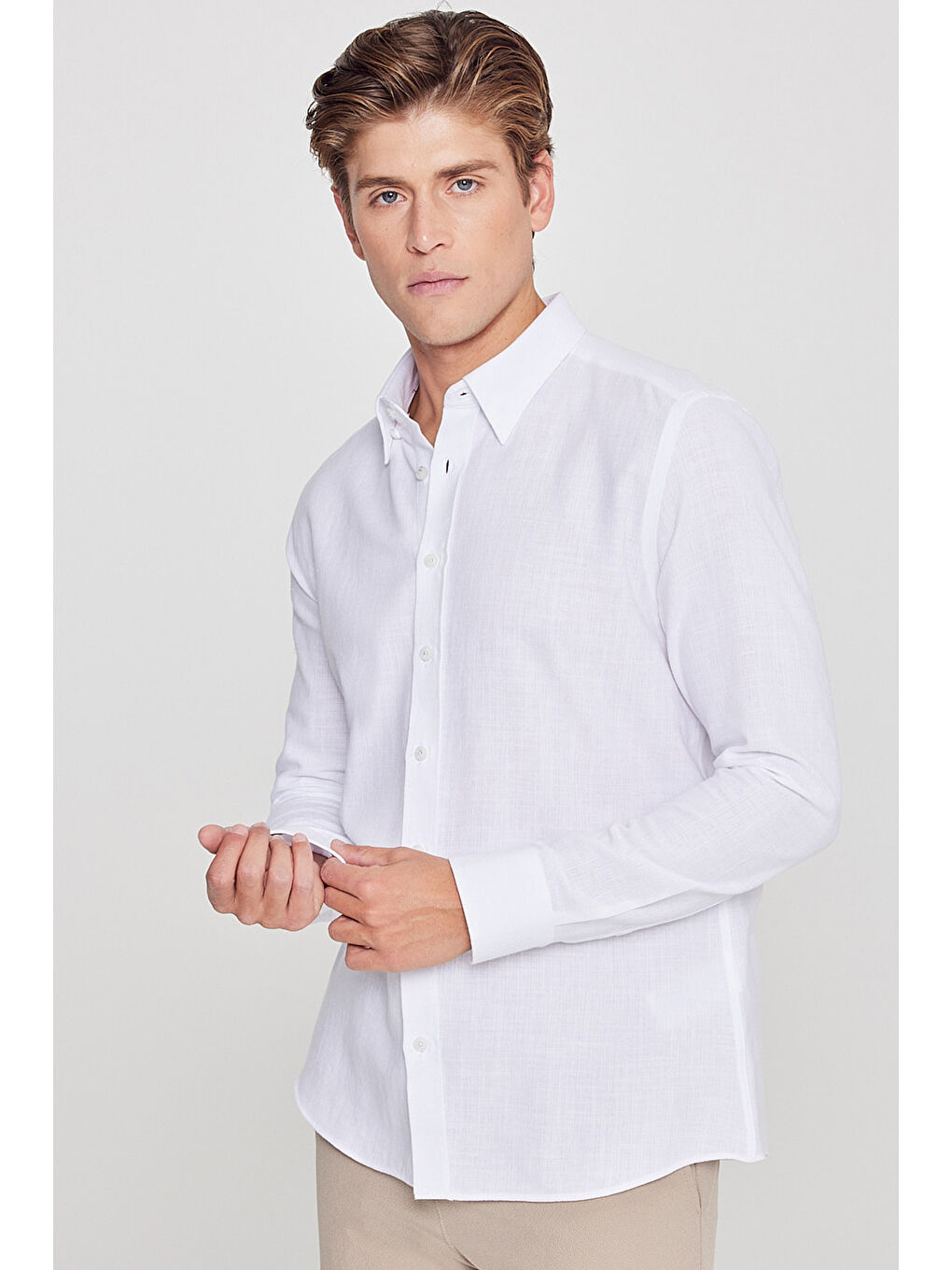 Erkek Beyaz Slim Fit Dar Kesim Gizli Düğmeli Yaka Keten Görünümlü %100 Pamuk Flamlı Gömlek