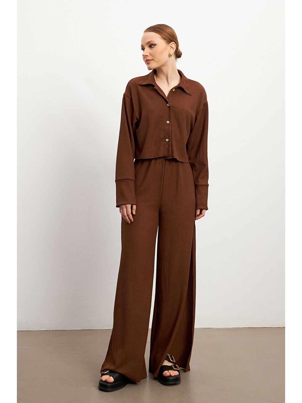 Kadın Kahverengi Uzun Kollu Gömlek Yırtmaçlı Pantolon Krinkıl Takım-1