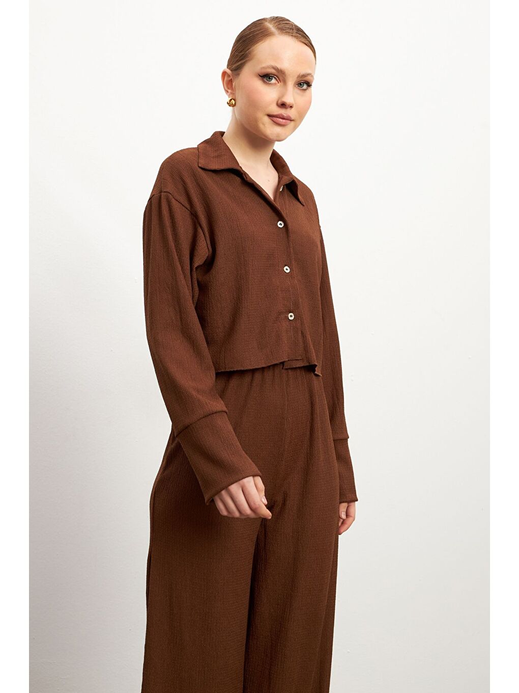 Kadın Kahverengi Uzun Kollu Gömlek Yırtmaçlı Pantolon Krinkıl Takım-2