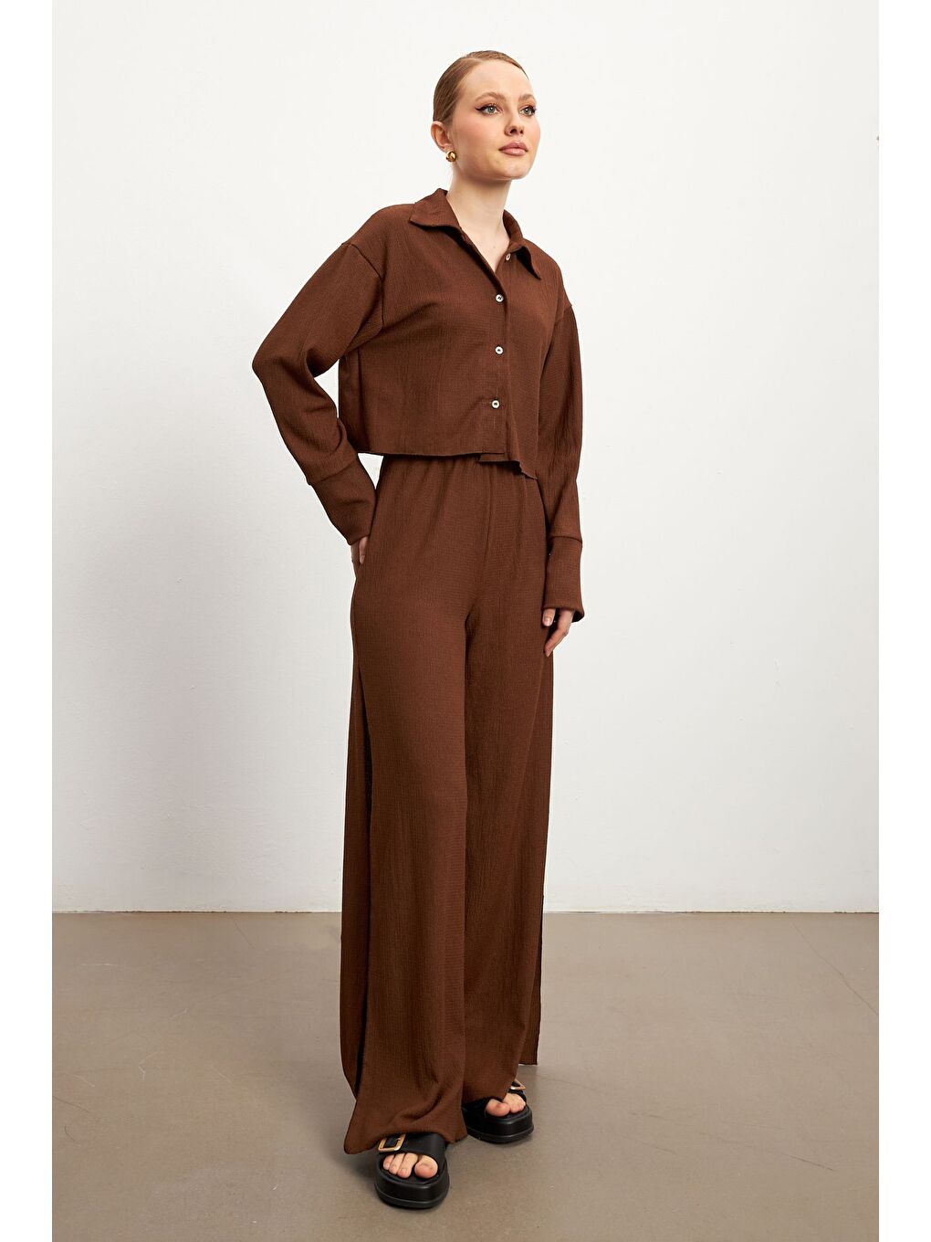 Kadın Kahverengi Uzun Kollu Gömlek Yırtmaçlı Pantolon Krinkıl Takım-4