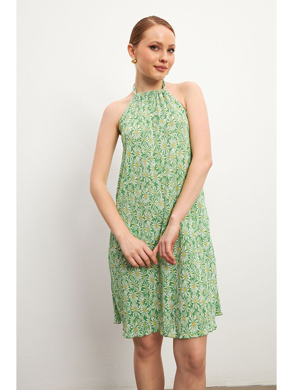 Kadın Yeşil Desenli Boyundan Bağlamalı Kısa Elbise