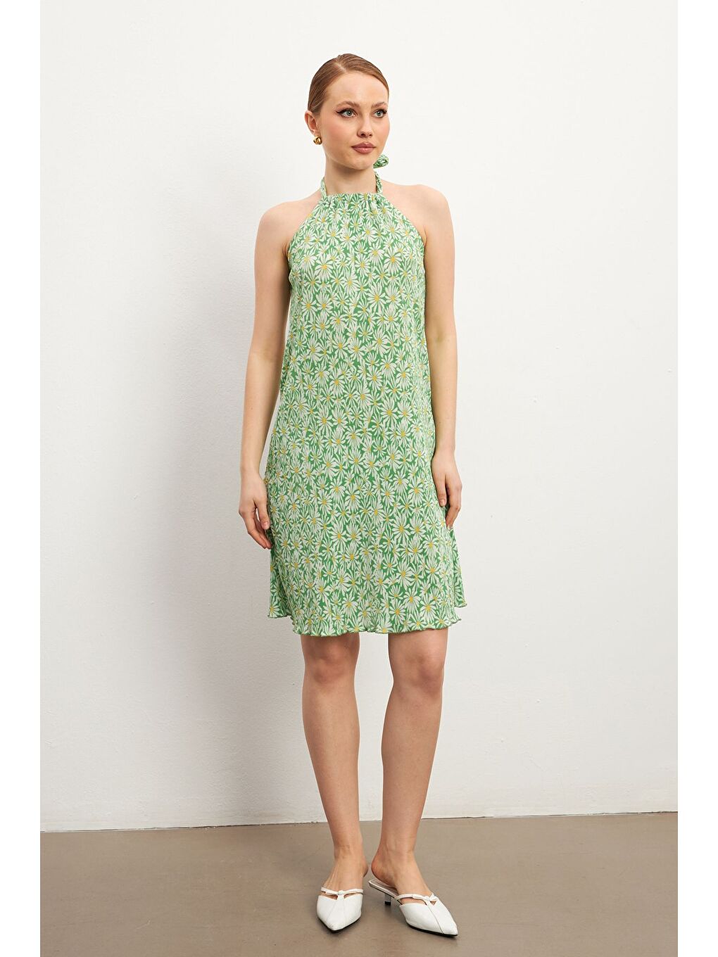 Kadın Yeşil Desenli Boyundan Bağlamalı Kısa Elbise-1